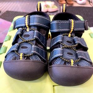 Keen Dark Blue Size 6. Like new.